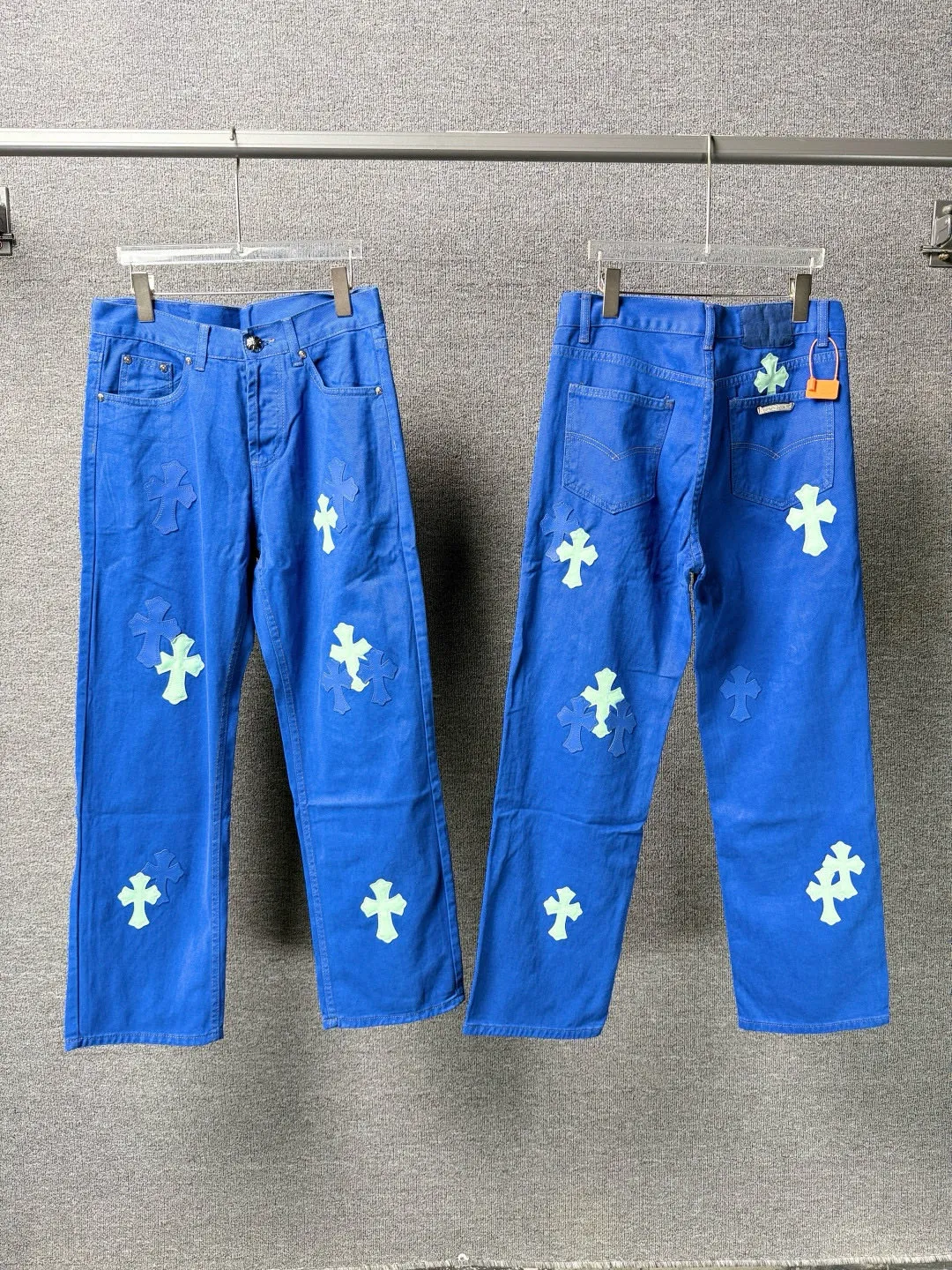P270 💰 (Top version) Chrome hearts | ch Chrome hearts London limited dopamine blue leather jeans - charming dopamine personality jeans, indispensable for fashionistas, the same style for celebrities, and one touted by many bloggers. This new pair of pants is perfect in terms of shape and upper body. It is no exaggeration to say that making a pair of jeans is equivalent to the time of making 20 short-sleeved jeans. The fabric is made of high-quality imported denim. It has a unique high-end texture. I am very satisfied with it after washing and proofing several times. Color: dopamine blue Size: 28-30-32-34 (corresponds to S-M-L-XL)